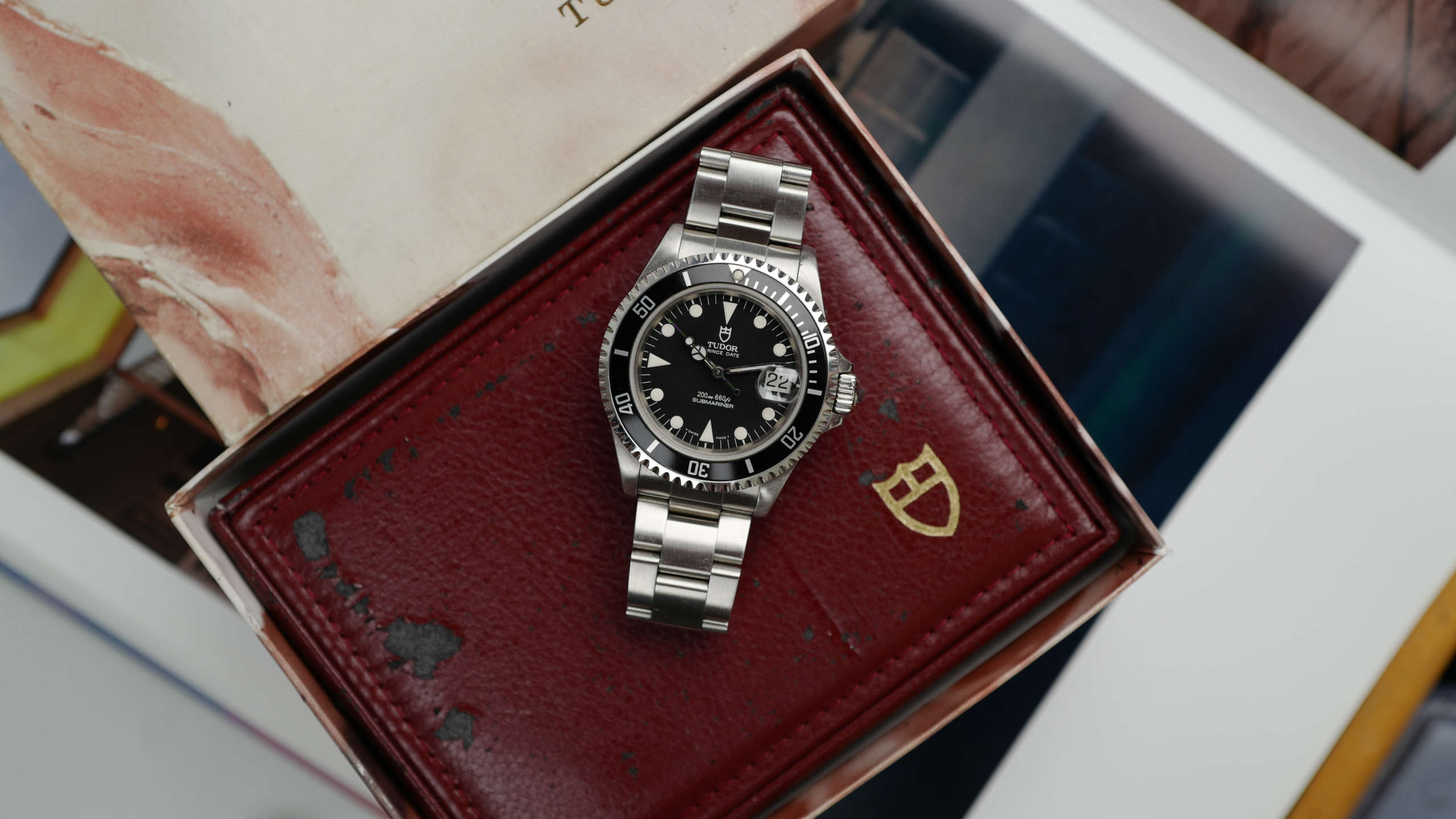 cafe-noir-montre-horloger-tudor-submariner-date-ref-79190-vintage-1995-box-papers
