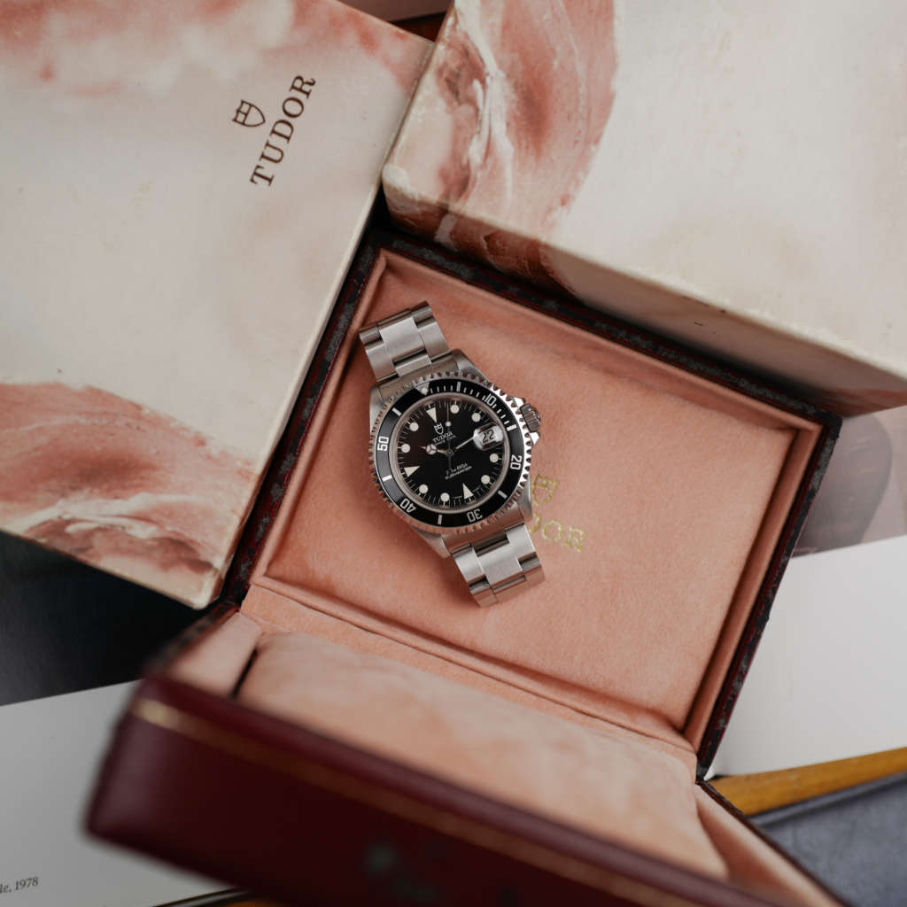 cafe-noir-montre-horloger-tudor-submariner-date-ref-79190-vintage-1995-box-papers