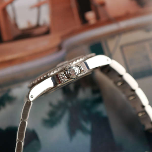 cafe-noir-montre-horloger-tudor-submariner-date-ref-79190-vintage-1995-box-papers