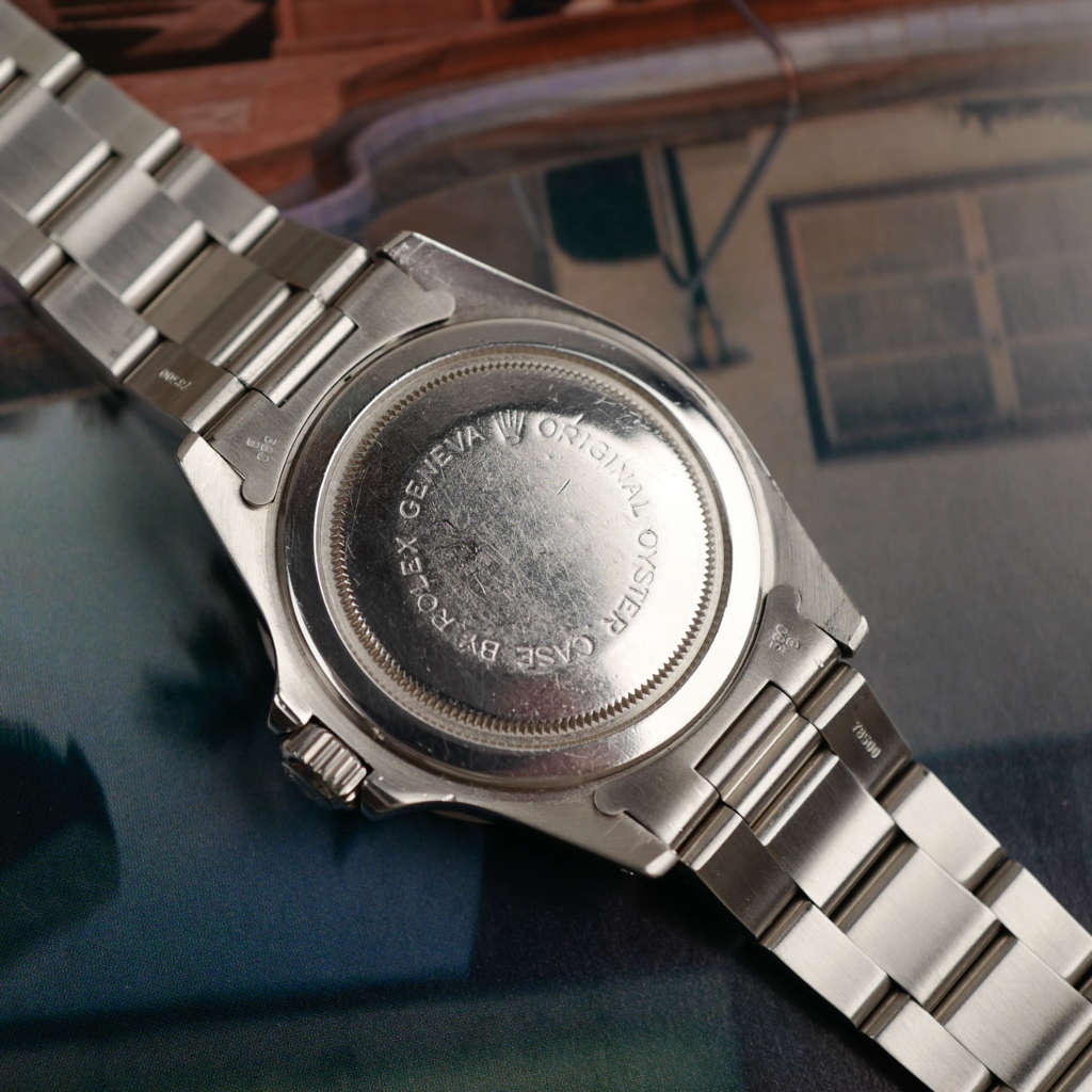 cafe-noir-montre-horloger-tudor-submariner-date-ref-79190-vintage-1995-box-papers