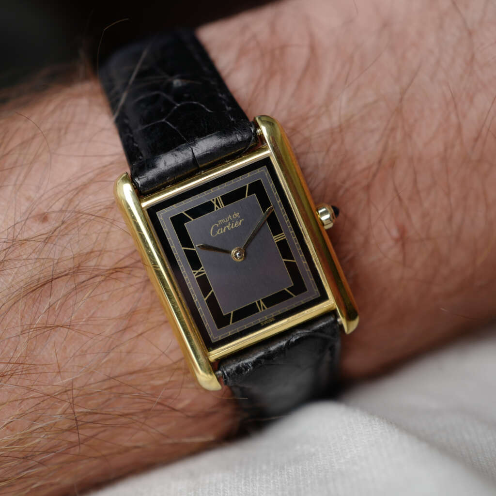cartier-tank-must-de-cartier-gm-cadran-noir-sectoriel-vintage-annees-1990