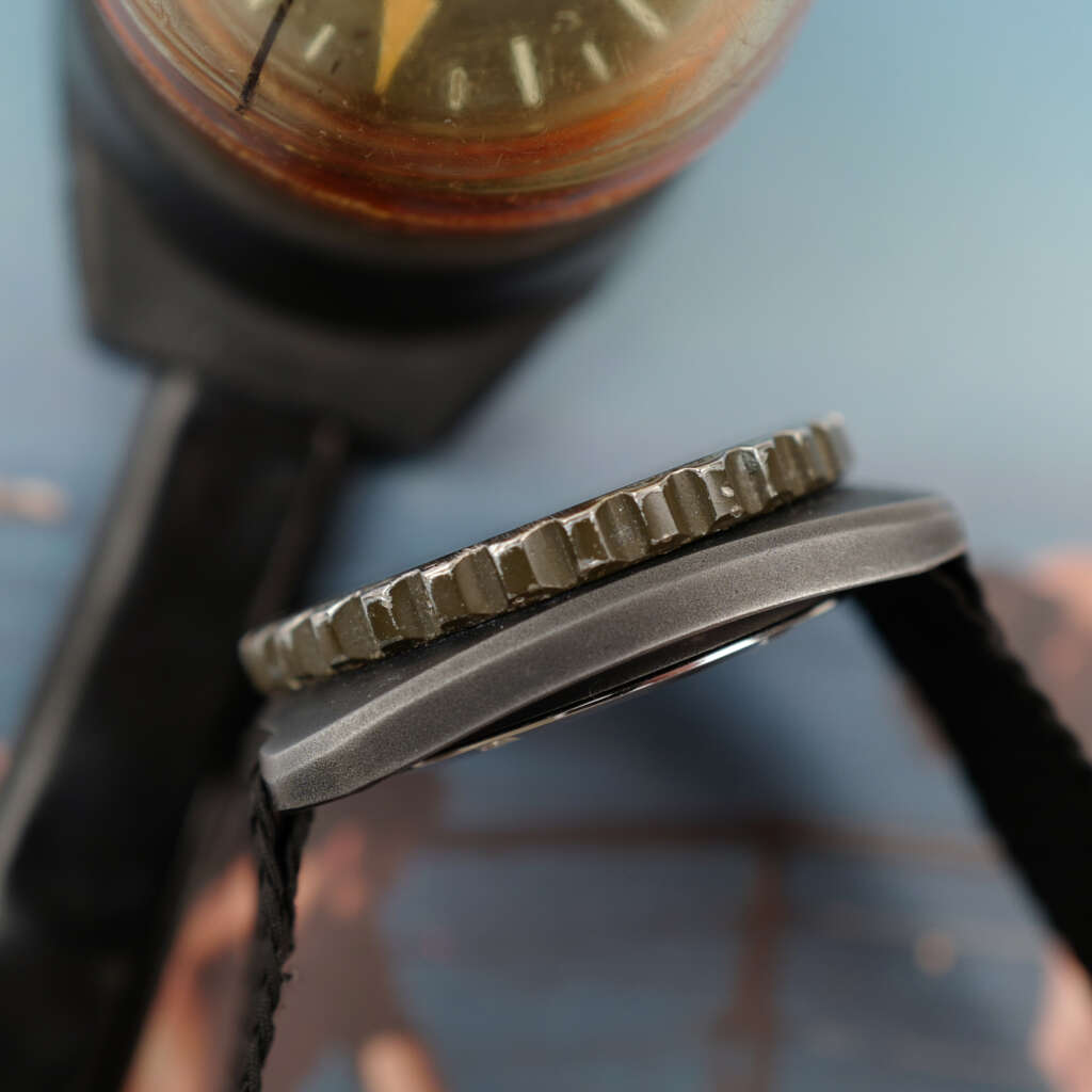 cafe-noir-montre-vintage-marseille-horloger-nationale-mrp-pvd