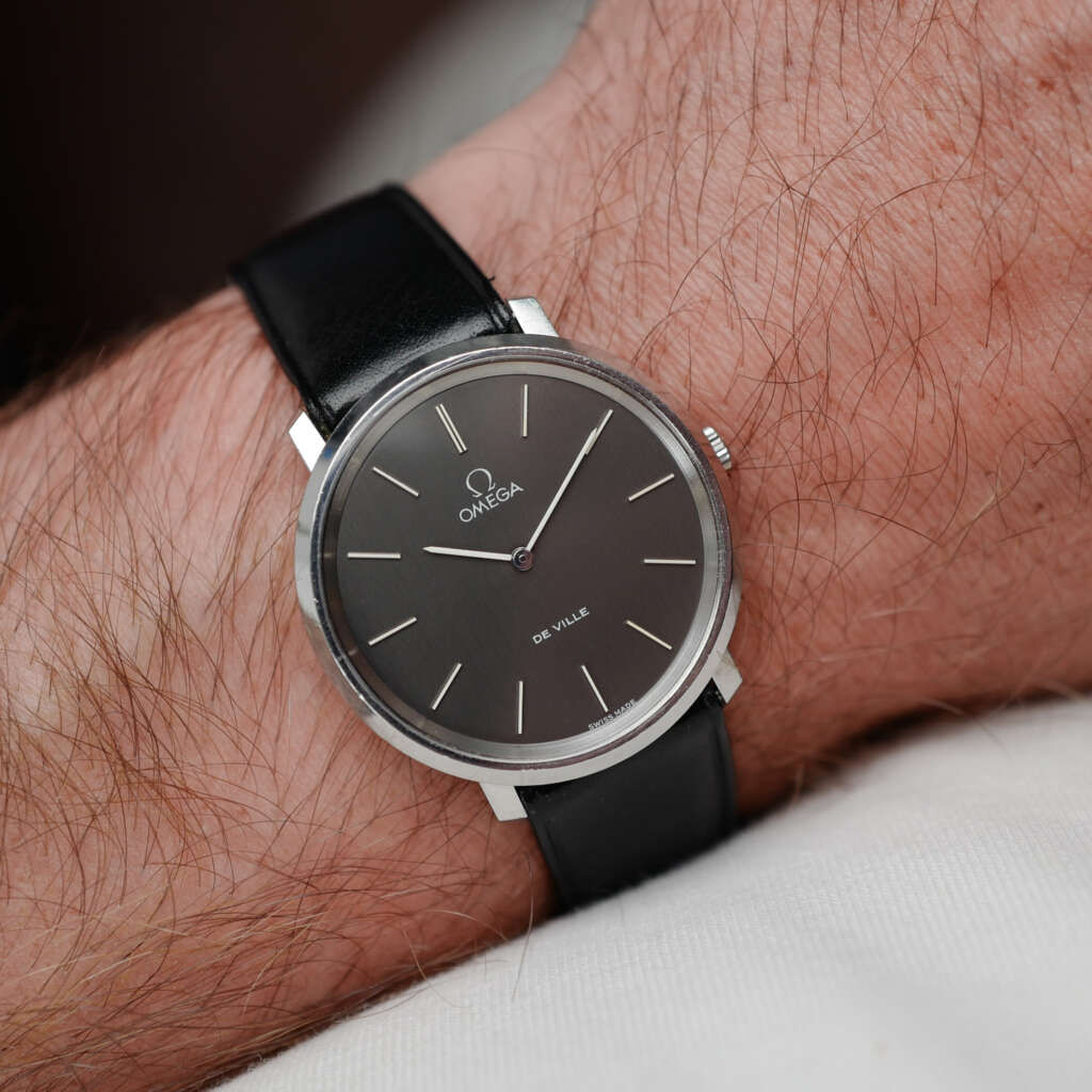 cafe-noir-montre-vintage-marseille-horloger-omega-fine-gris