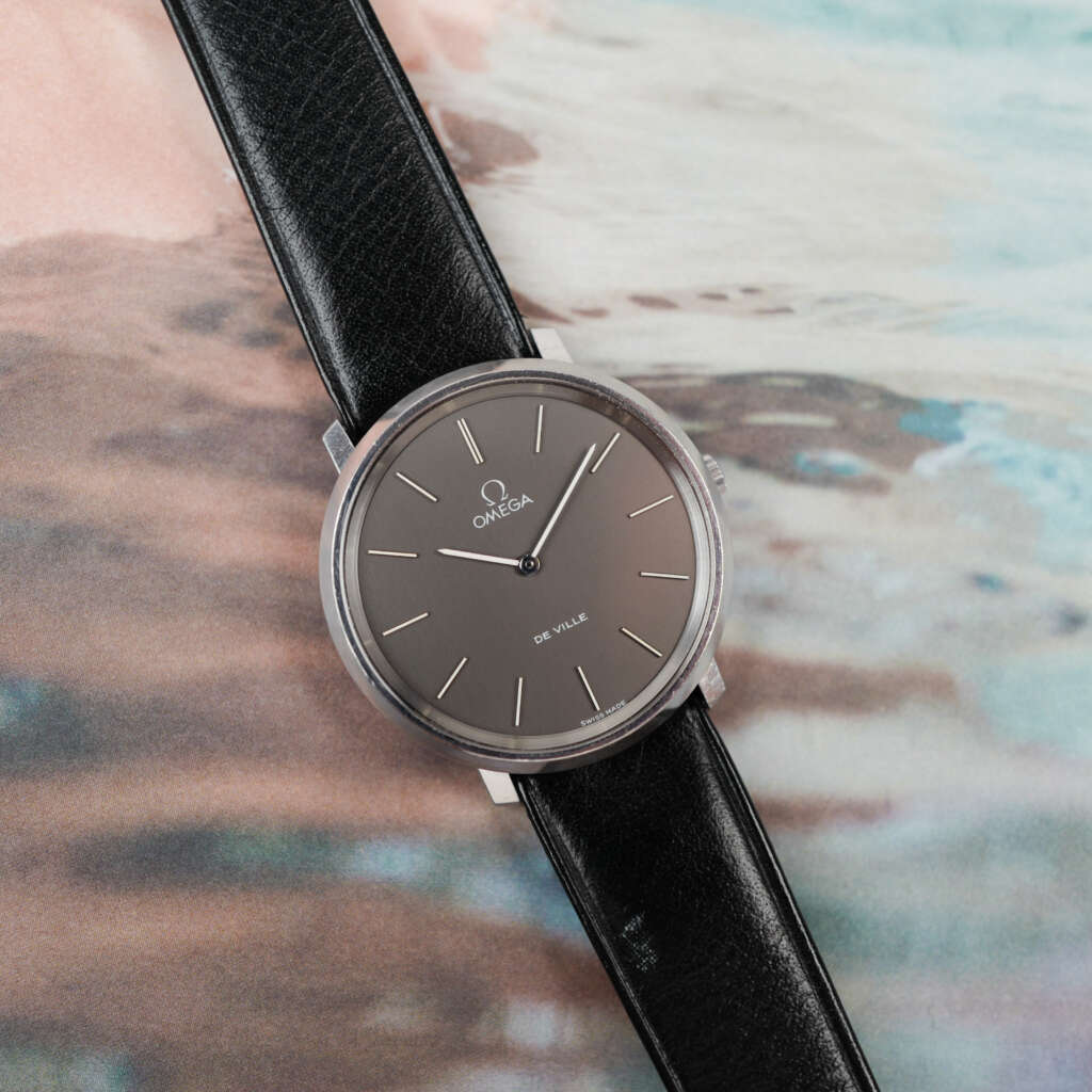 cafe-noir-montre-vintage-marseille-horloger-omega-fine-gris