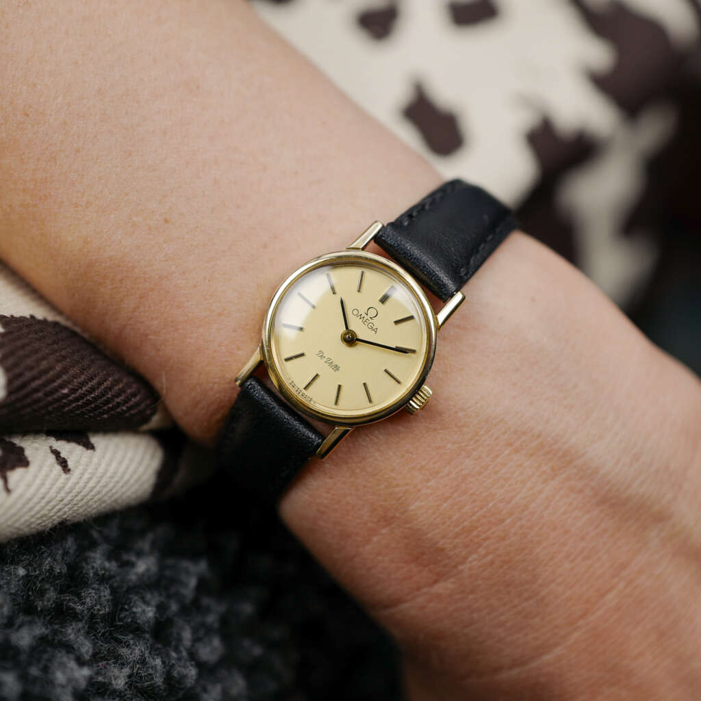 cafe-noir-montre-vintage-marseille-horloger-omega-mini-doree