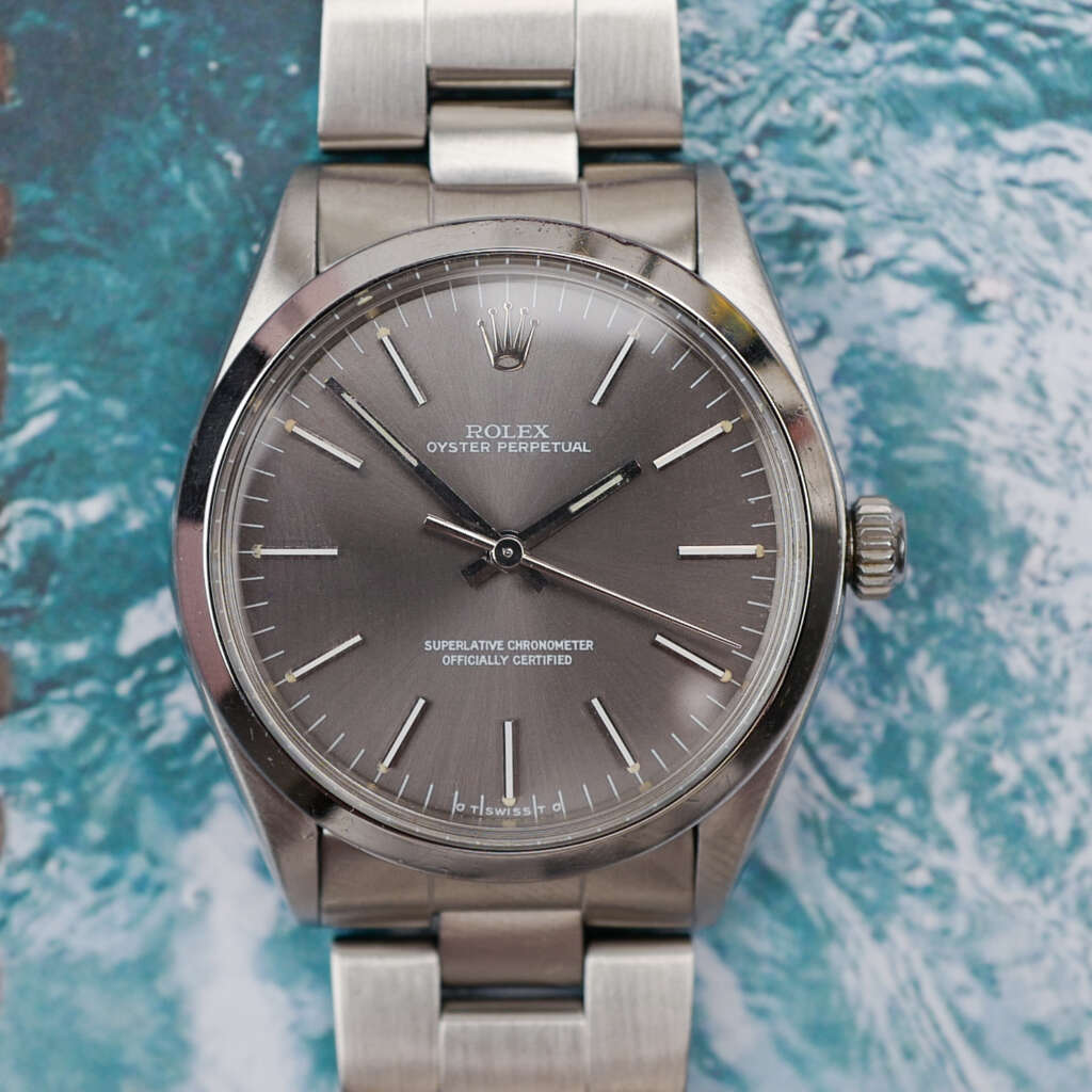 cafe-noir-montre-vintage-marseille-horloger-oyster-tritium-sigma