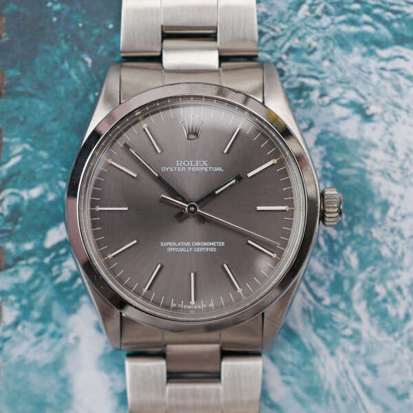 cafe-noir-montre-vintage-marseille-horloger-oyster-tritium-sigma