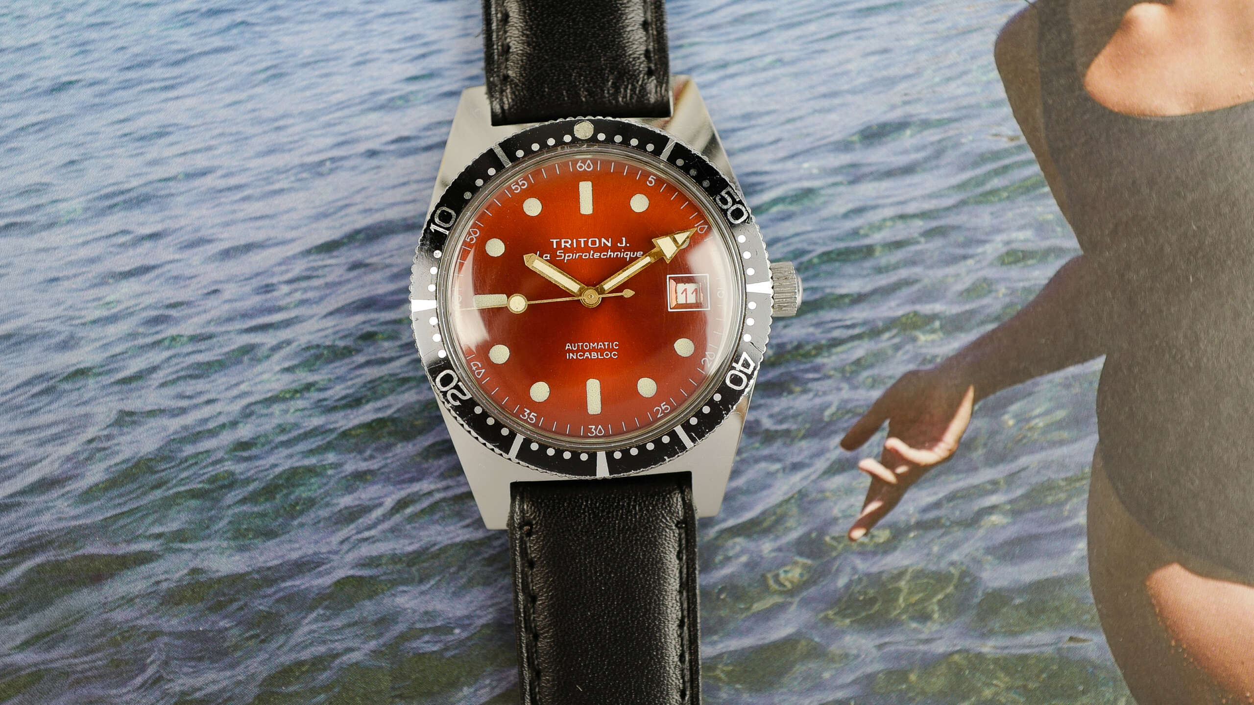 cafe-noir-montre-vintage-marseille-horloger-triton-j-la-spirotechnique-143-200-cousteau-1960