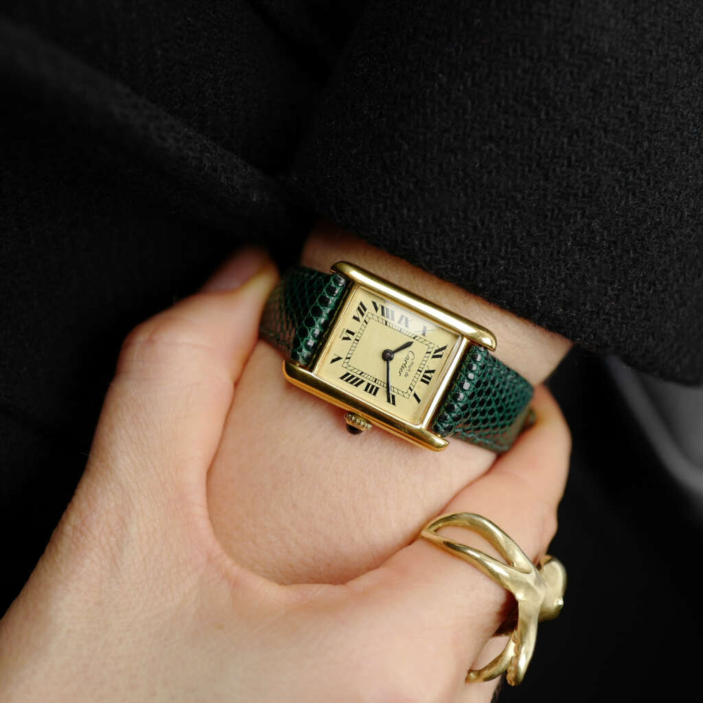 cartier-tank-must-quartz-doré-chiffres-romains-pour-femme-vintage-1980-mecanique_2 cartier-tank-must-quartz-doré-chiffres-romains-pour-femme-vintage-1980-mecanique