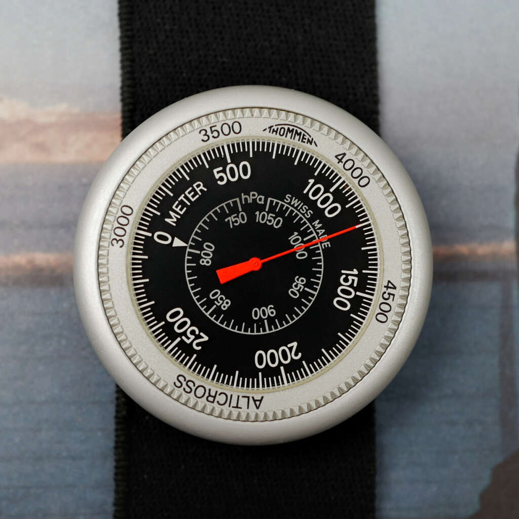 cafe-noir-montre-horloger-thommen-alticross-barometre-altimetre