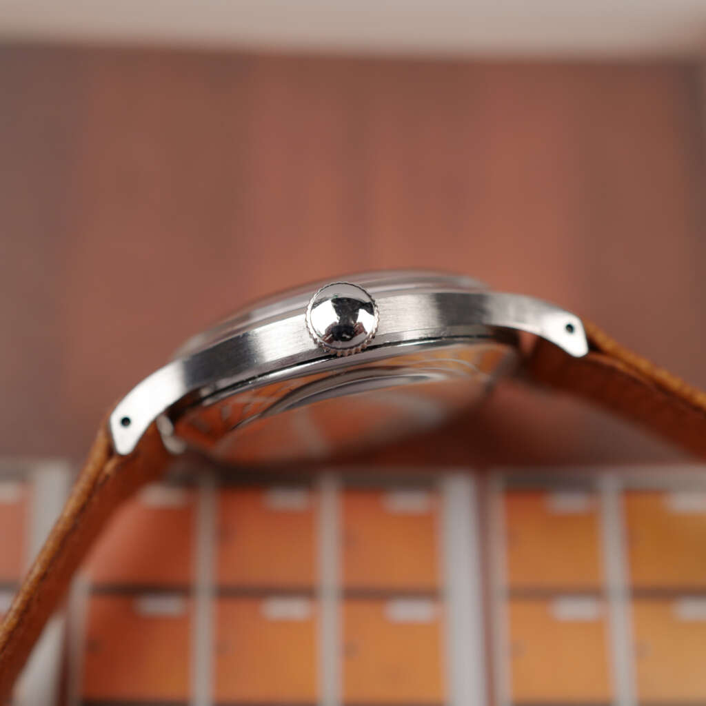 cafe-noir-montre-vintage-marseille-horloger-jaeger-lecoultre-militaire-radium-1950-fabrique-en-suisse