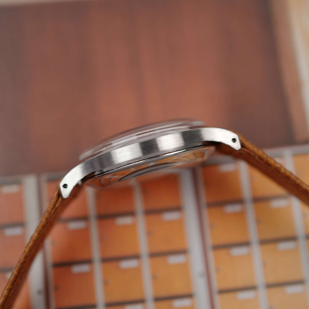 cafe-noir-montre-vintage-marseille-horloger-jaeger-lecoultre-militaire-radium-1950-fabrique-en-suisse