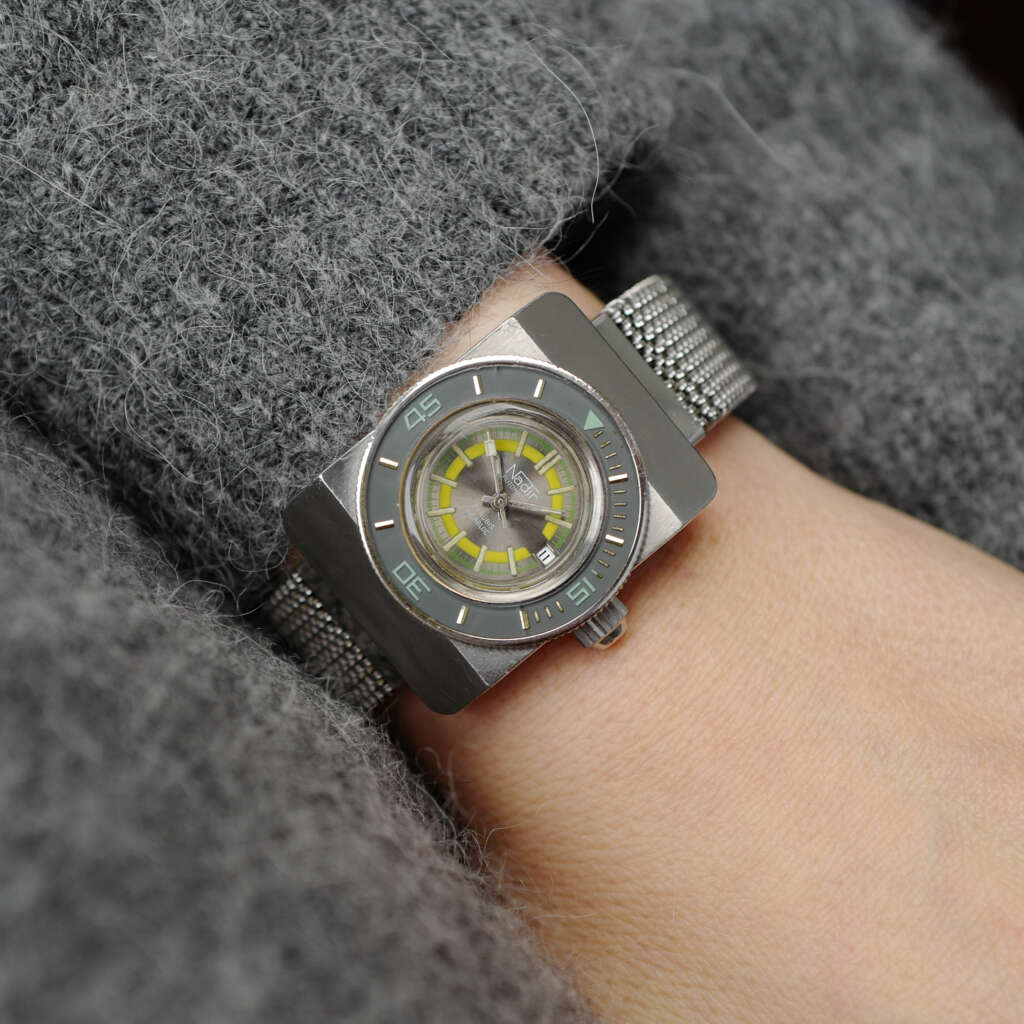 cafe-noir-montre-vintage-marseille-horloger-nadir-medium-size-bakelite-submariner-1970