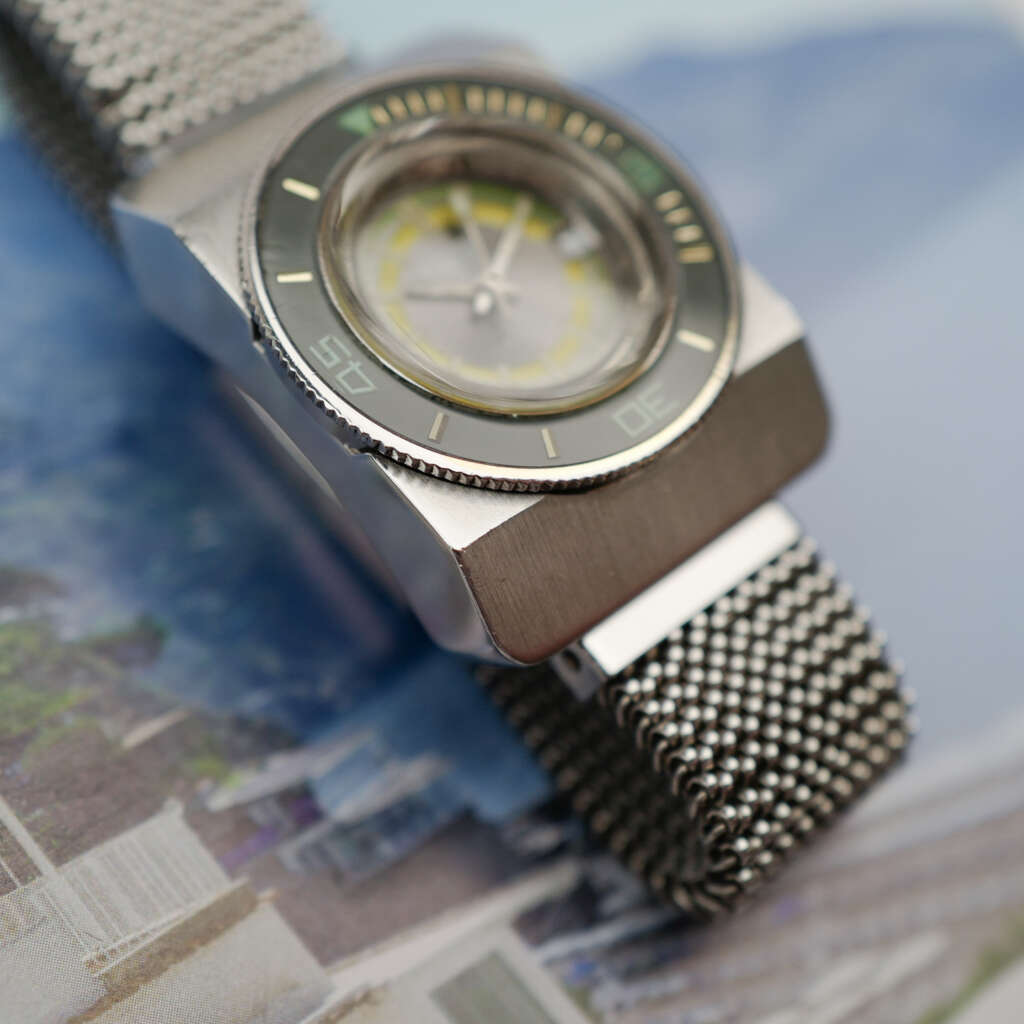 cafe-noir-montre-vintage-marseille-horloger-nadir-medium-size-bakelite-submariner-1970