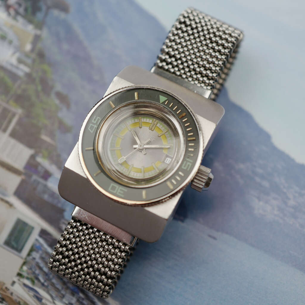 cafe-noir-montre-vintage-marseille-horloger-nadir-medium-size-bakelite-submariner-1970