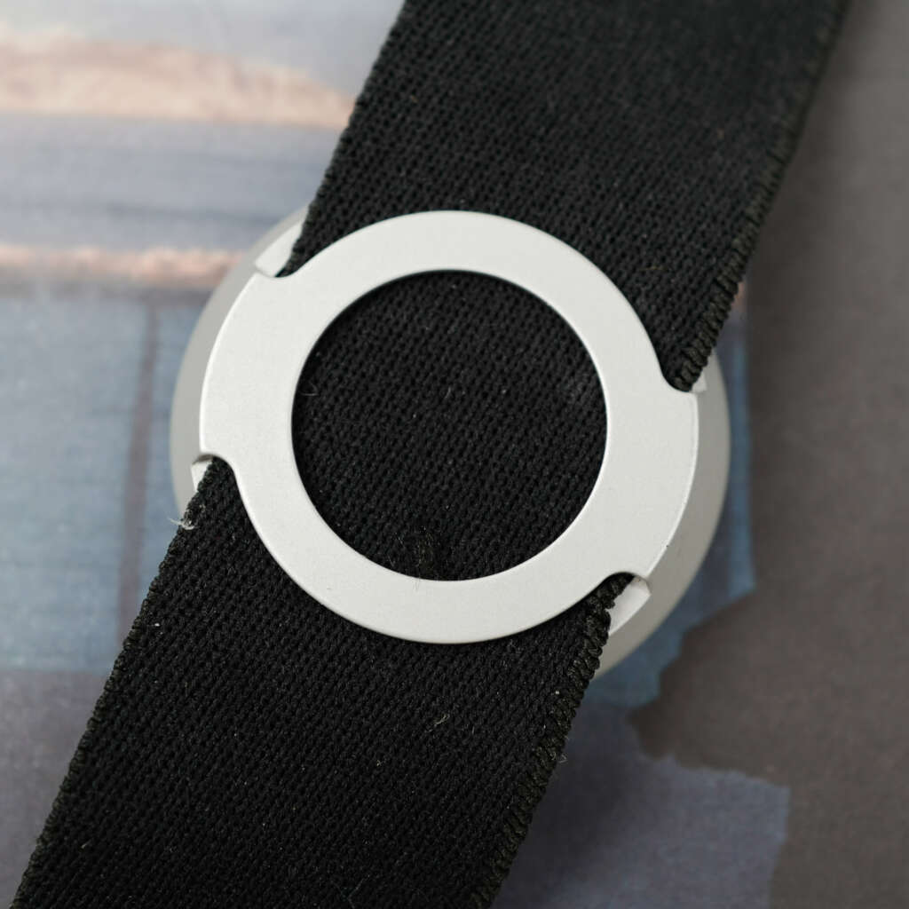 cafe-noir-montre-horloger-thommen-alticross-barometre-altimetre