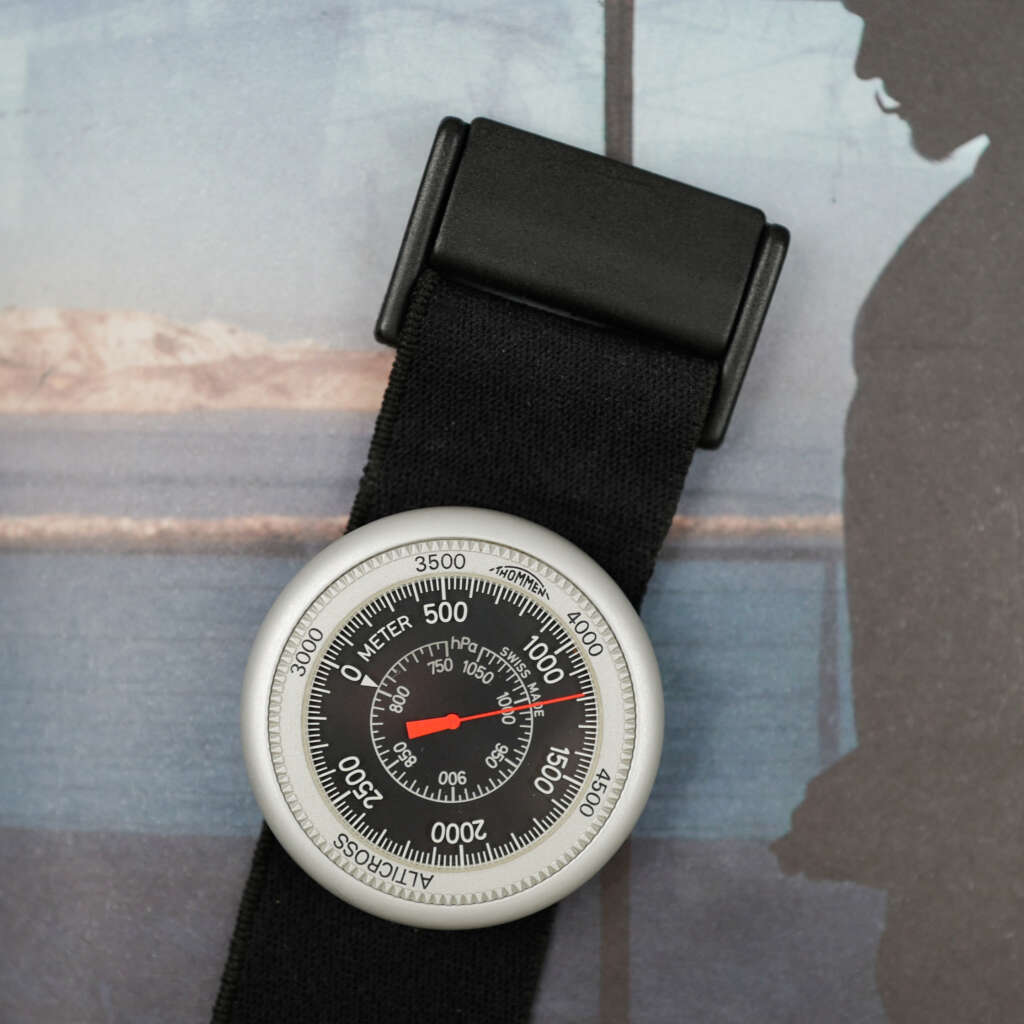 cafe-noir-montre-horloger-thommen-alticross-barometre-altimetre
