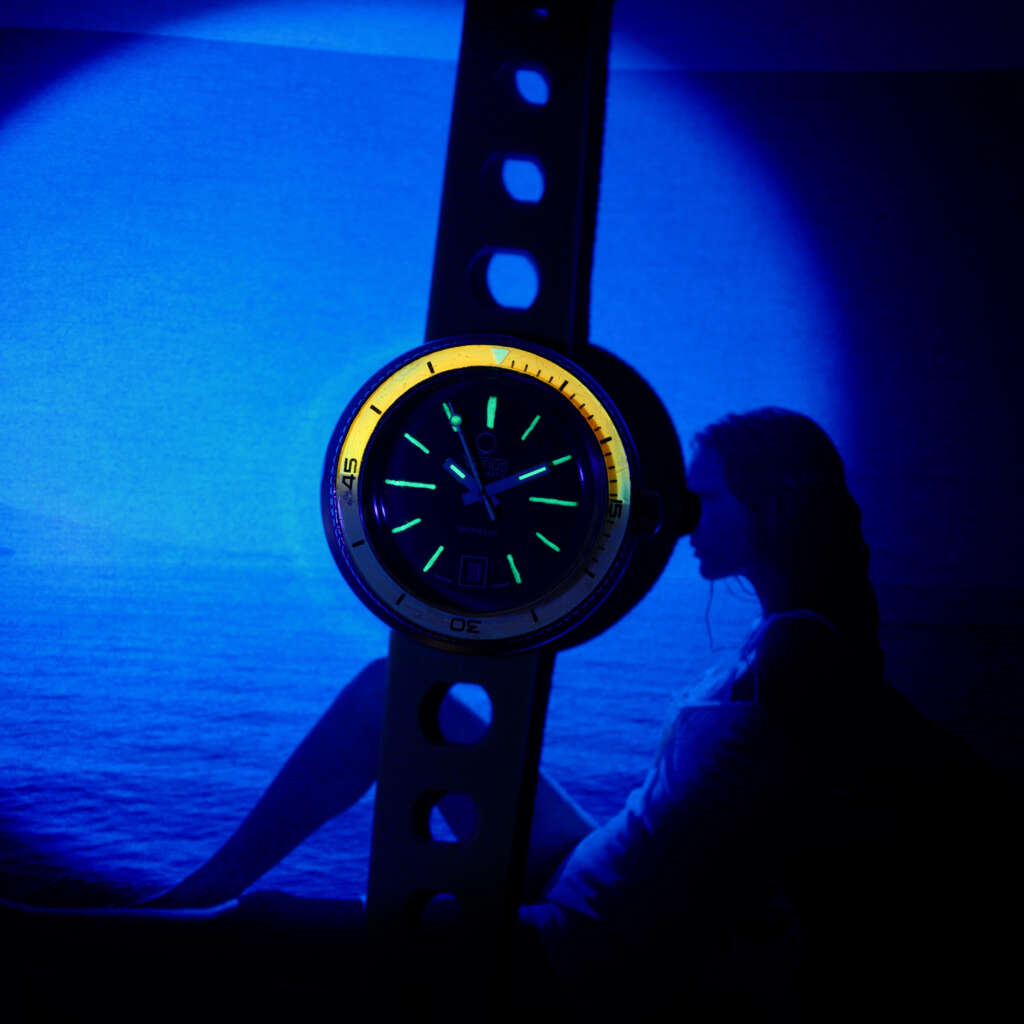 cafe-noir-montre-vintage-marseille-horloger-venus-skin-diver-bakelite-orange-1970