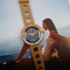 cafe-noir-montre-vintage-marseille-horloger-venus-skin-diver-bakelite-orange-1970