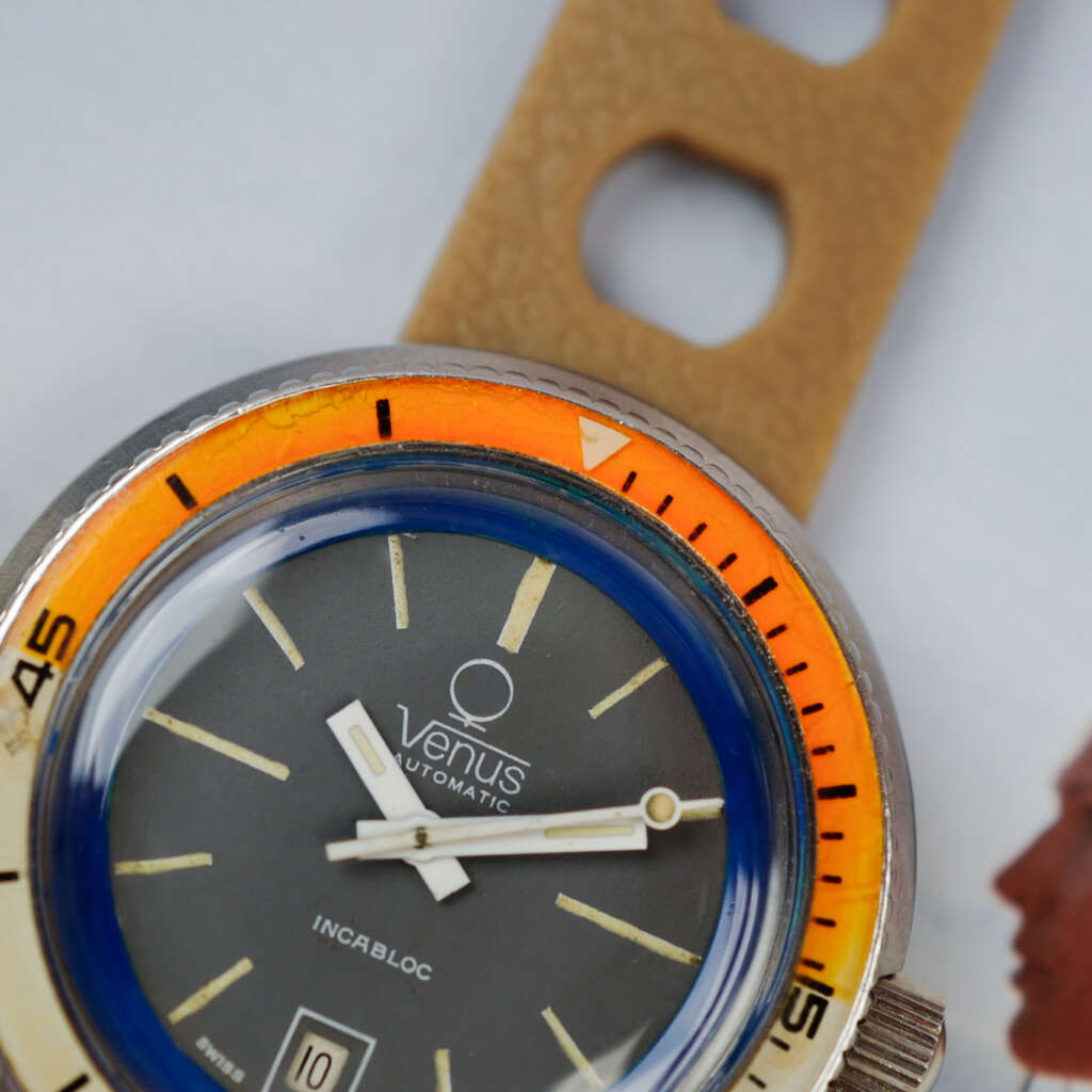 cafe-noir-montre-vintage-marseille-horloger-venus-skin-diver-bakelite-orange-1970