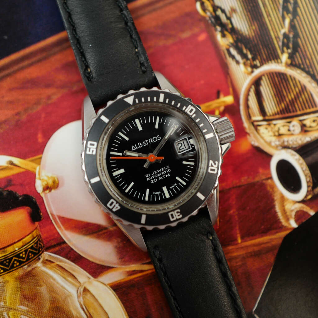 cafe-noir-montre-vintage-marseille-horloger-albatros-mini-submariner-femme-1970-plongeuse