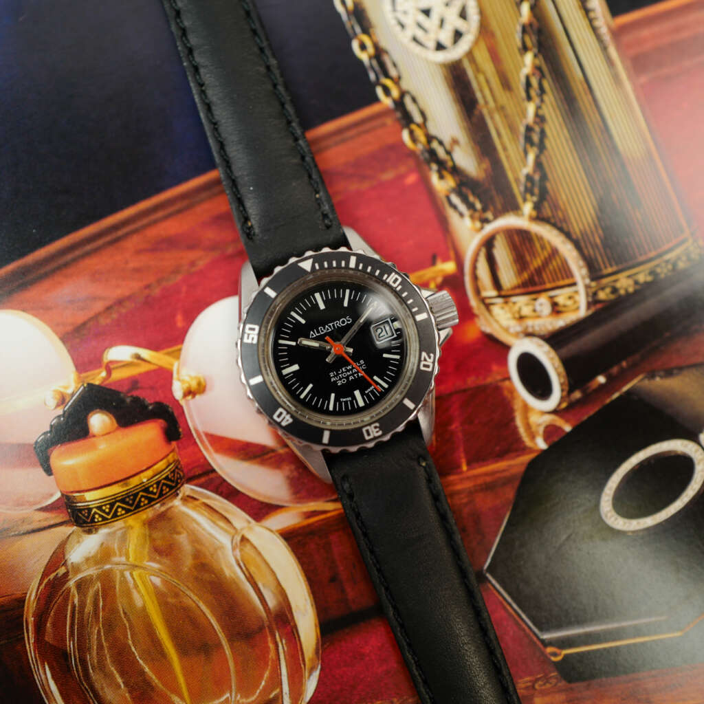 cafe-noir-montre-vintage-marseille-horloger-albatros-mini-submariner-femme-1970-plongeuse