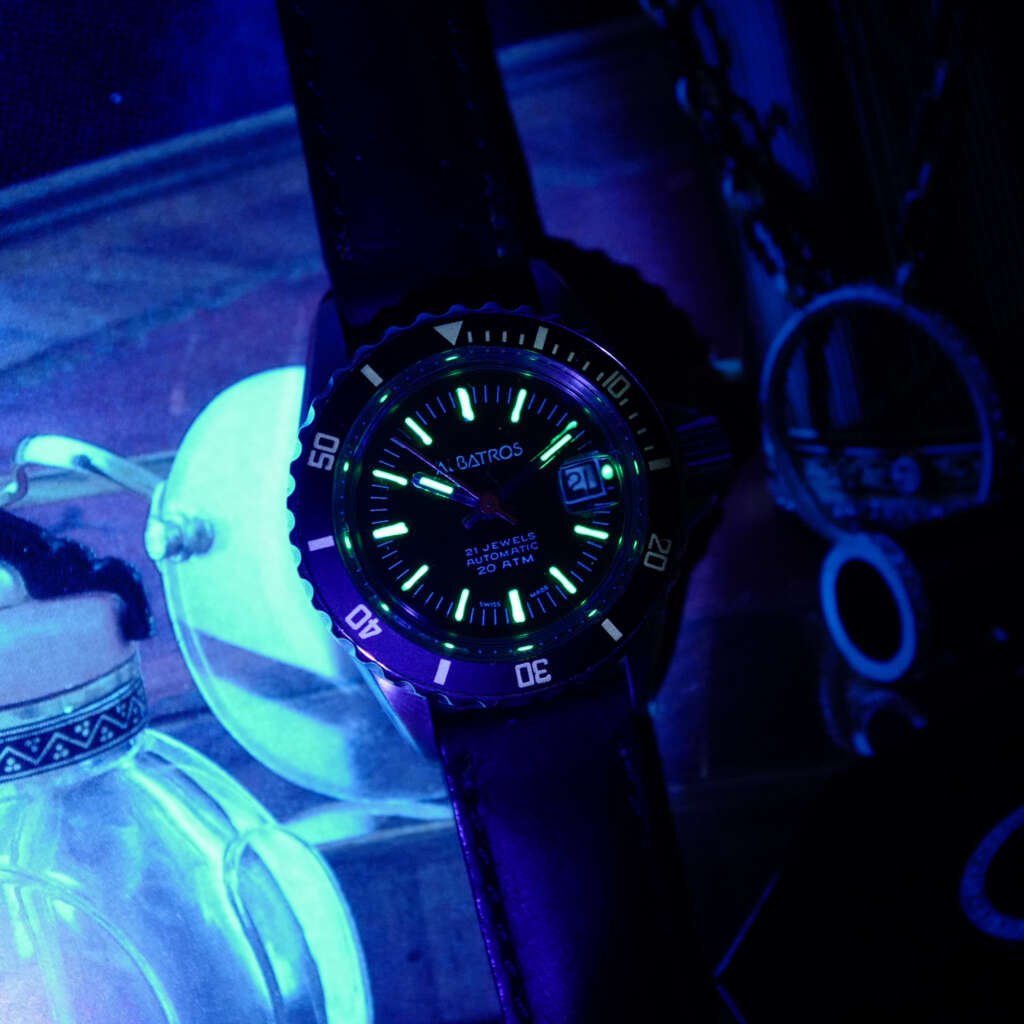 cafe-noir-montre-vintage-marseille-horloger-albatros-mini-submariner-femme-1970-plongeuse