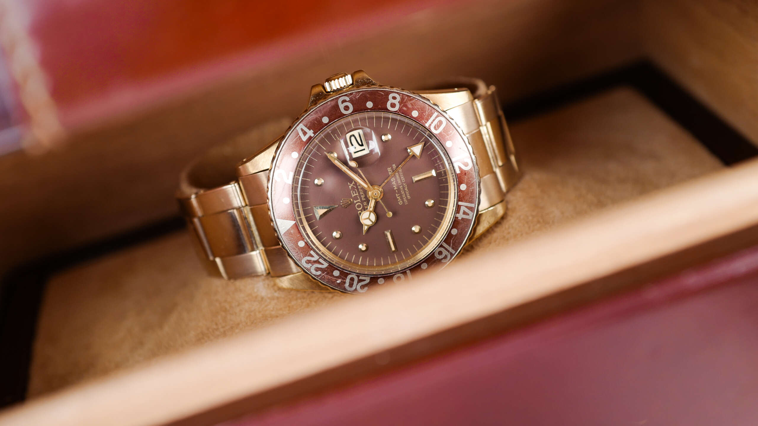 cafe-noir-montre-vintage-marseille-horloger-rolex-gmt-master-1675-or-jaune-rootbeer-1973