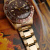 cafe-noir-montre-vintage-marseille-horloger-rolex-gmt-master-1675-or-jaune-rootbeer-1973