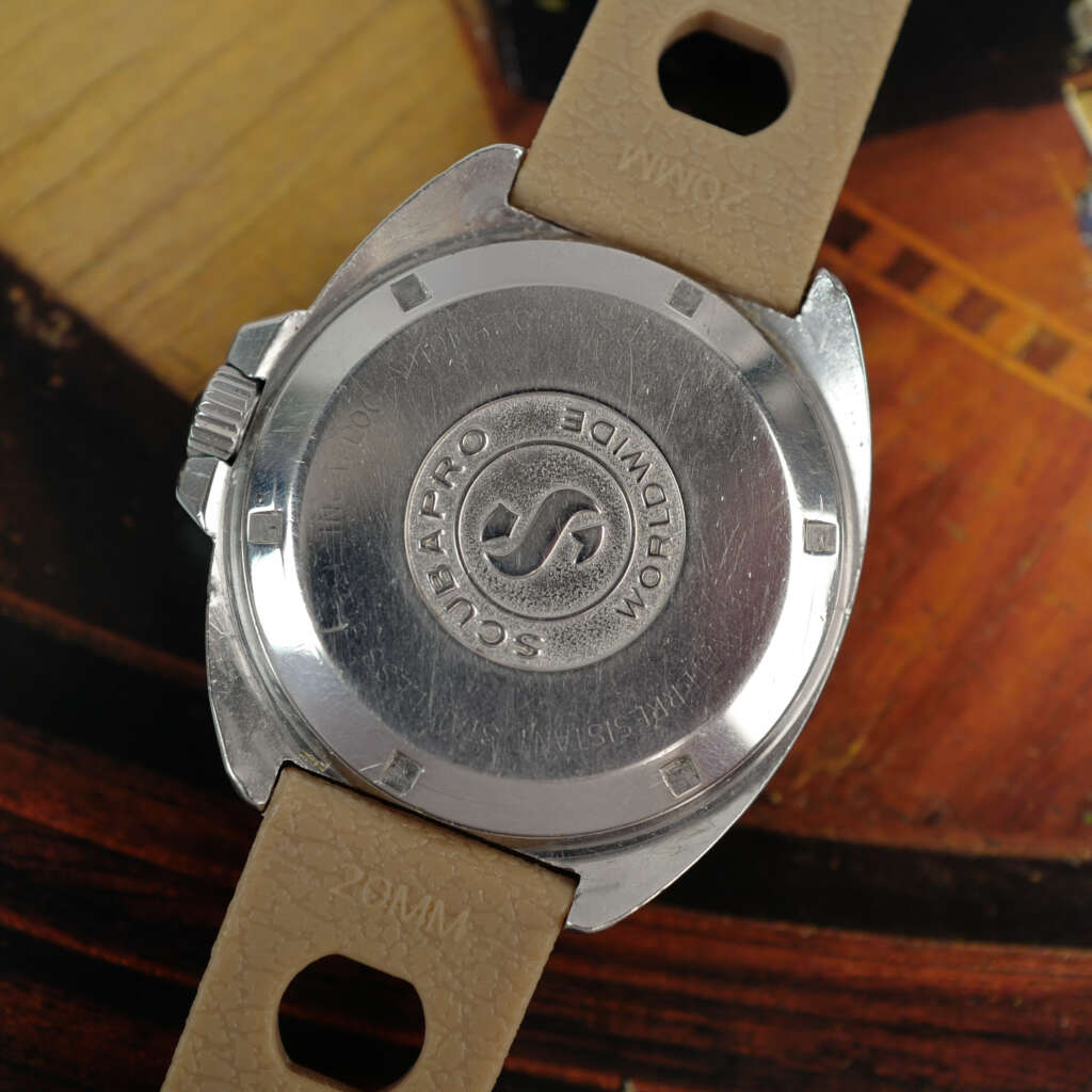 cafe-noir-montre-vintage-marseille-horloger-scubapro-500-professional-diver-monnin-case-1970