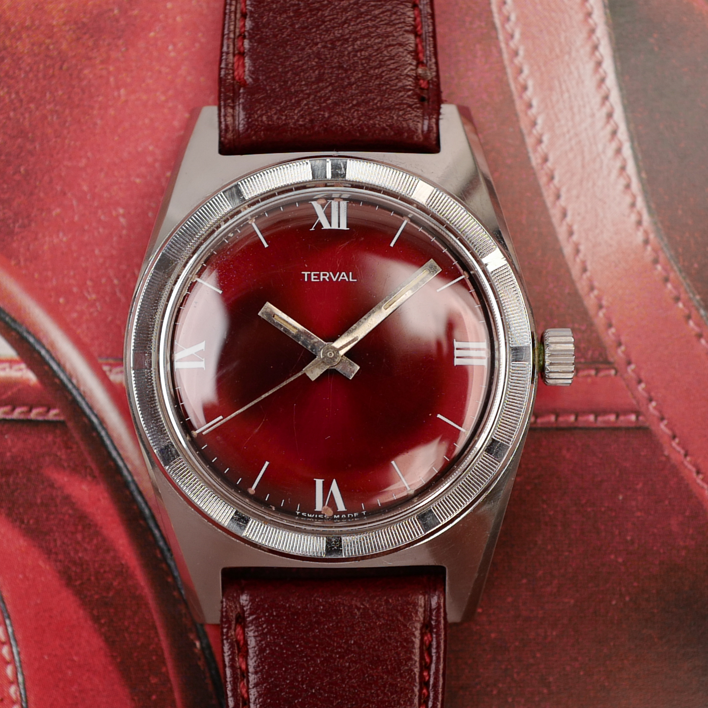 TERVAL Burgundy Dial « Extra-plate » Calatrava automatique (Vintage 1970)
