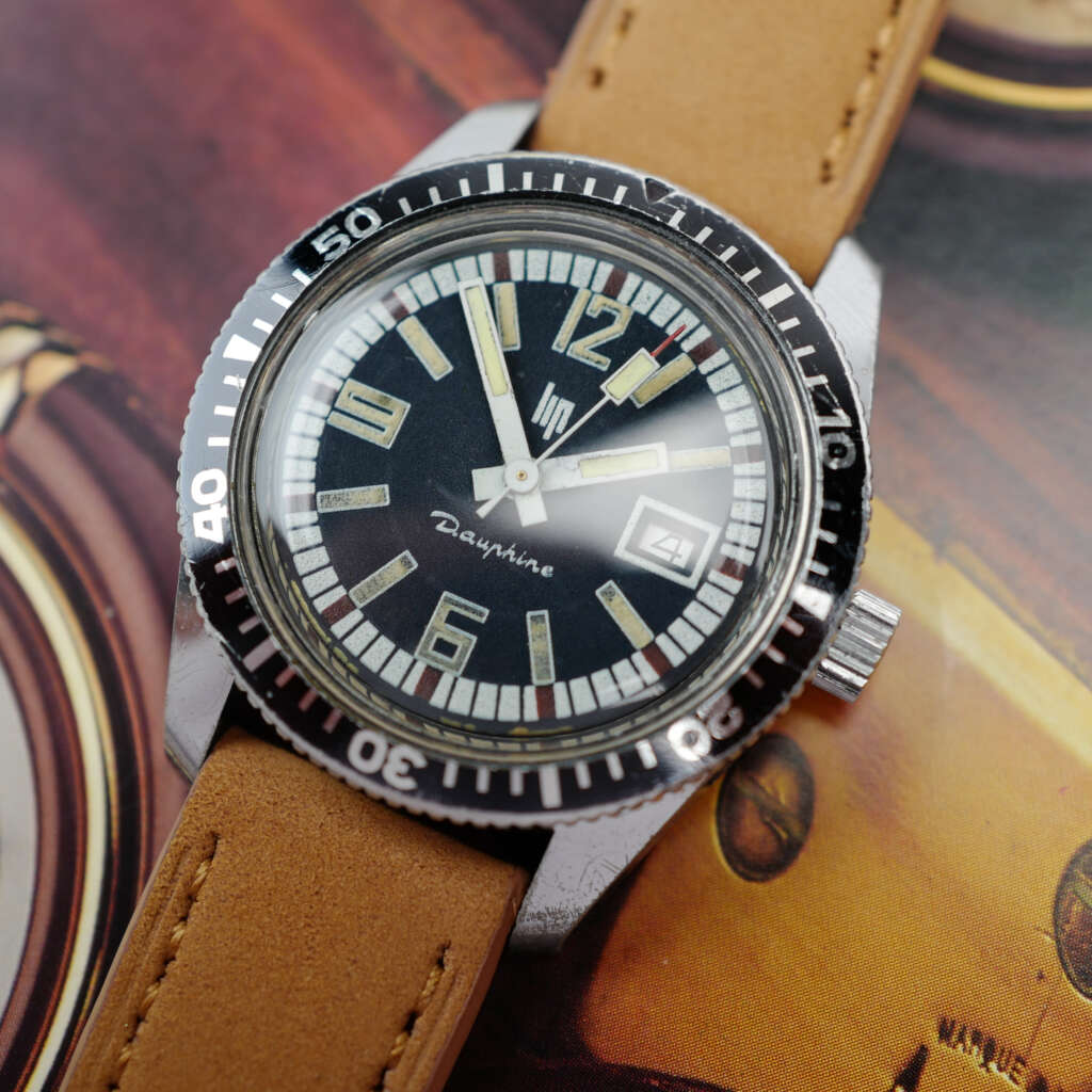 cafe-noir-montre-vintage-marseille-horloger-lip-dauphine-francaise-tritium-maxi-lume-1970