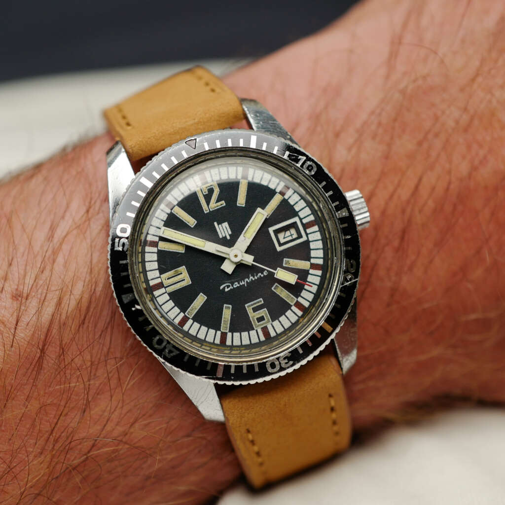cafe-noir-montre-vintage-marseille-horloger-lip-dauphine-francaise-tritium-maxi-lume-1970