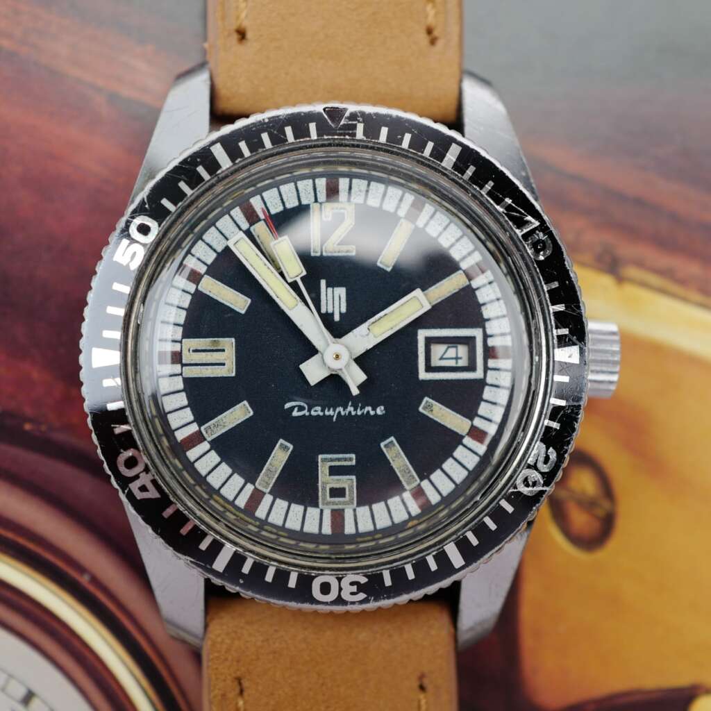cafe-noir-montre-vintage-marseille-horloger-lip-dauphine-francaise-tritium-maxi-lume-1970