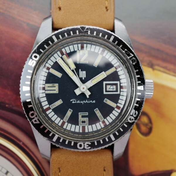 cafe-noir-montre-vintage-marseille-horloger-lip-dauphine-francaise-tritium-maxi-lume-1970