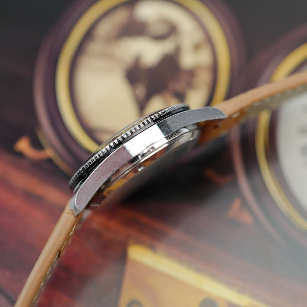 cafe-noir-montre-vintage-marseille-horloger-lip-dauphine-francaise-tritium-maxi-lume-1970