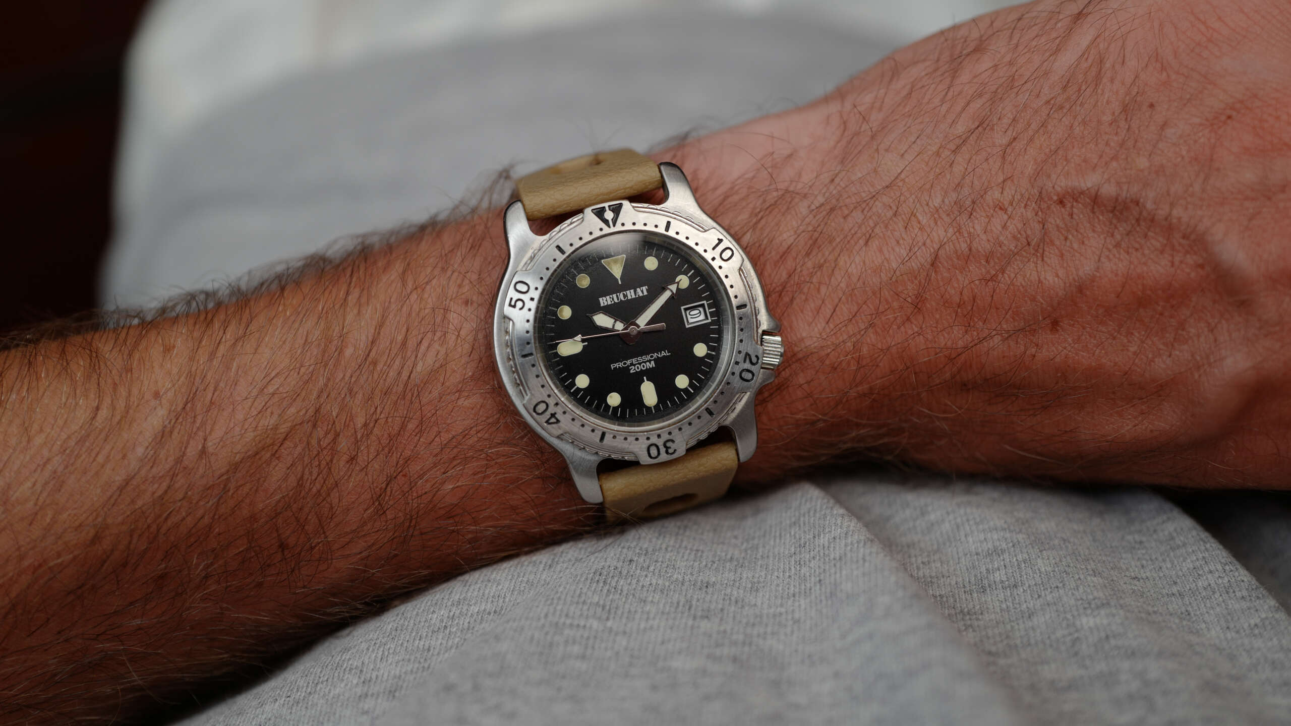 cafe-noir-montre-vintage-marseille-horloger-beuchat-professional-200m-1990
