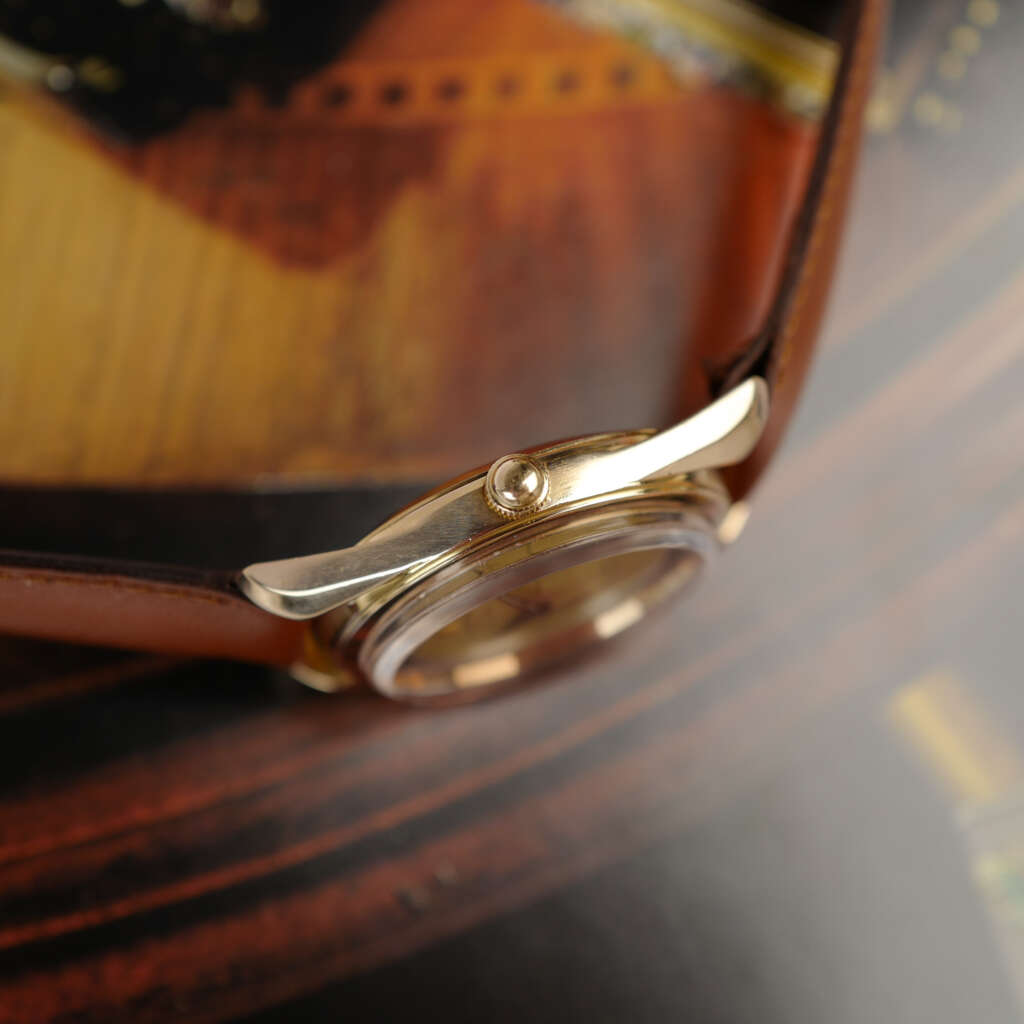cafe-noir-montre-vintage-marseille-horloger-universal-geneve-polerouter-or-massif-18-carats-microrotor-1960