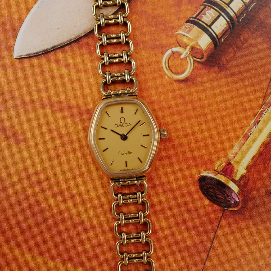 cafe-noir-montre-vintage-marseille-horloger-omega-de-ville-mini-ellipse-doree