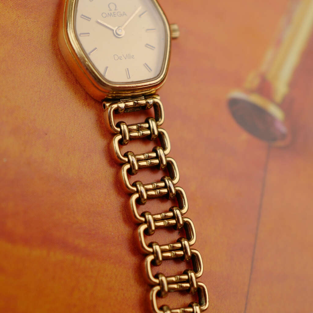 cafe-noir-montre-vintage-marseille-horloger-omega-de-ville-mini-ellipse-doree