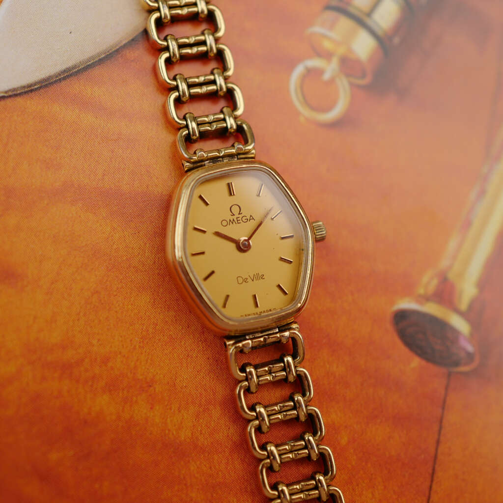 cafe-noir-montre-vintage-marseille-horloger-omega-de-ville-mini-ellipse-doree
