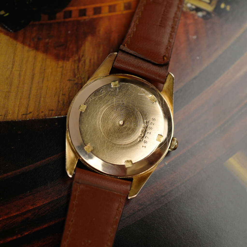 cafe-noir-montre-vintage-marseille-horloger-universal-geneve-polerouter-or-massif-18-carats-microrotor-1960